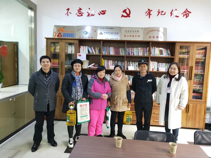 黨支部慰問社區(qū)困難群眾