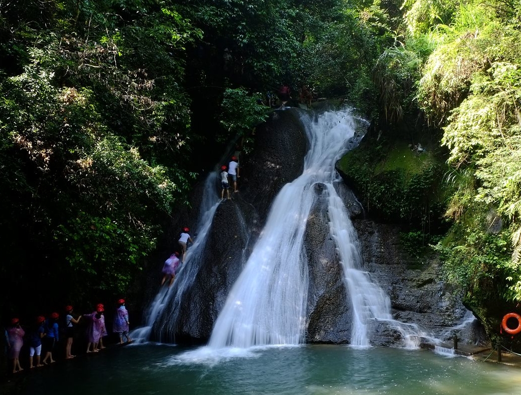 桂林山水甲天下，玉碧羅青意可參