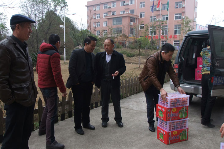 對(duì)老人盡一份孝心，給社會(huì)添一分和諧