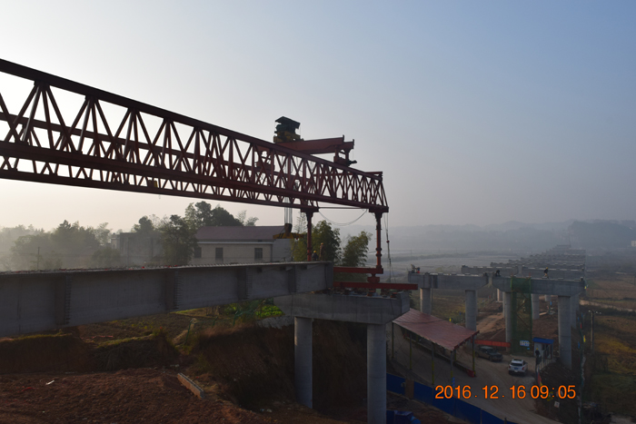 益婁高速公路第11標段中陽大橋第一片梁架設成功