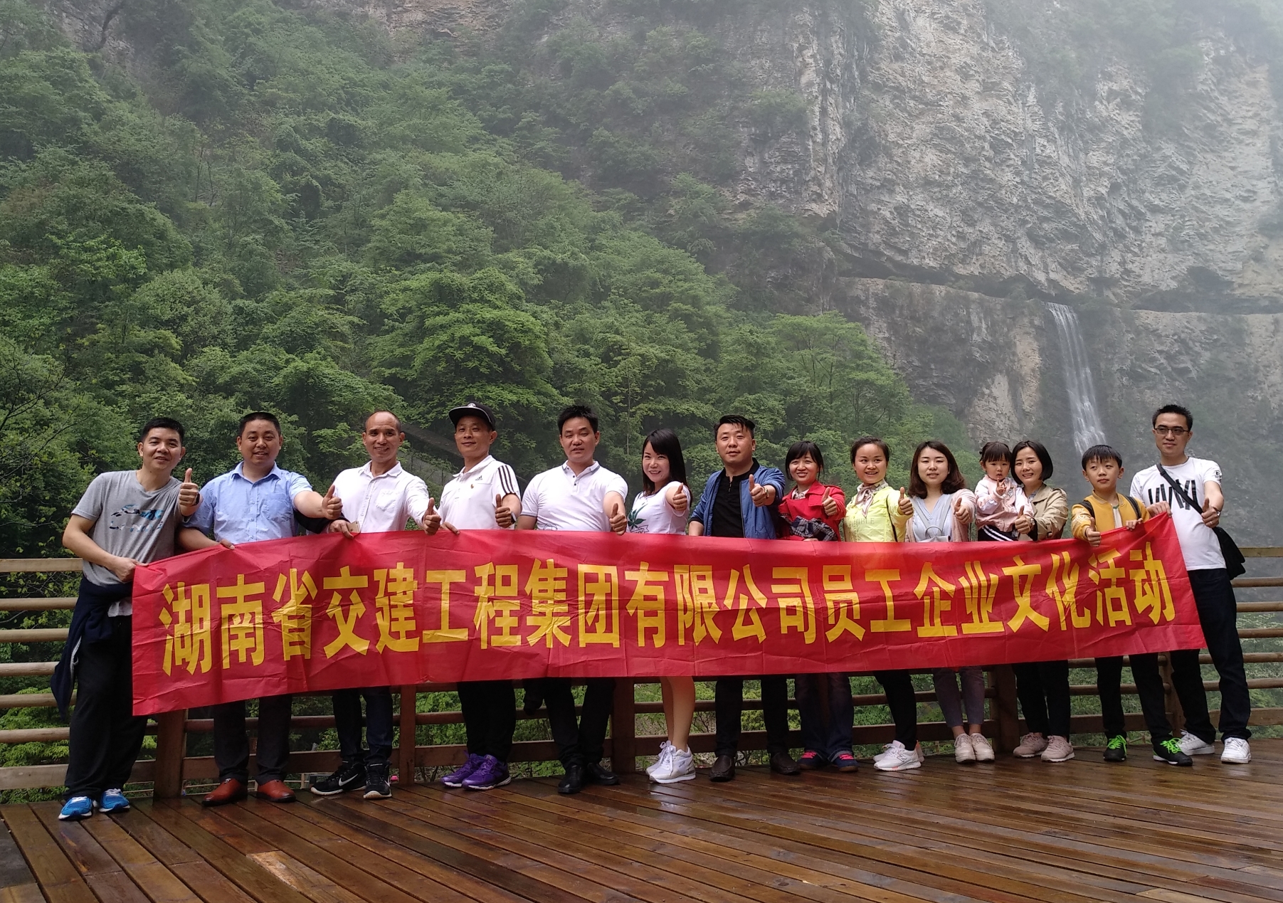 團(tuán)結(jié)互助        勇攀高峰