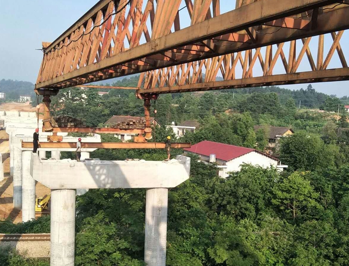 益婁高速公路第十五合同段第一片箱梁架設(shè)成功